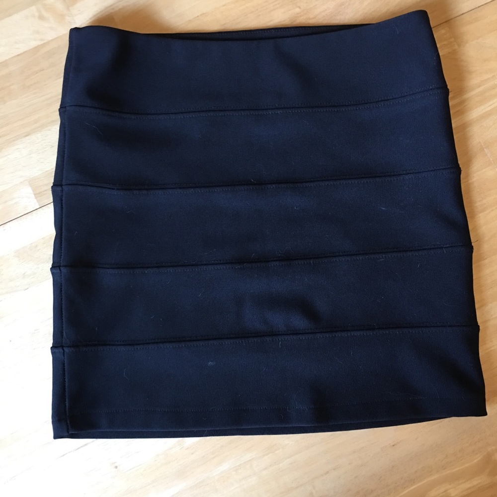 Black guess skirt